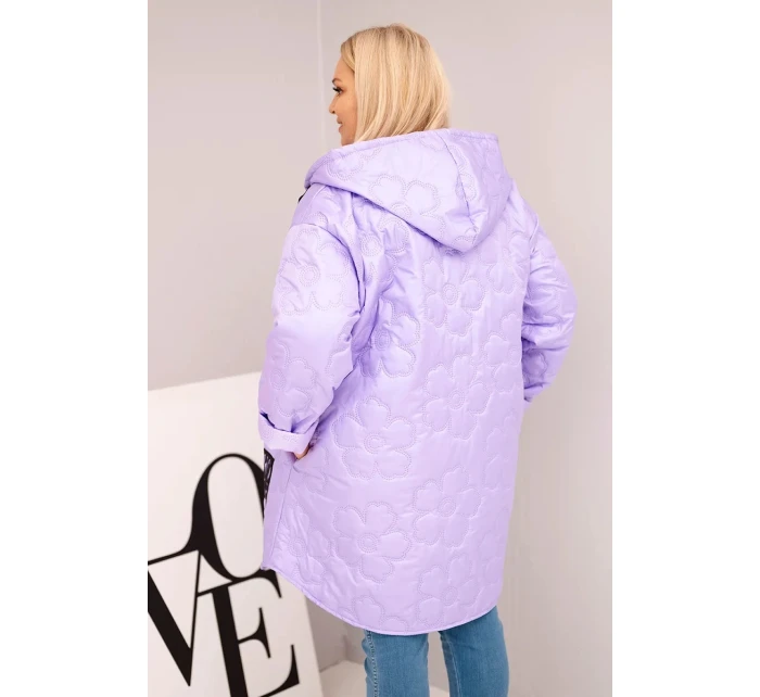 Dámská bunda Plus Size prošívaná s kapucí a nápisem model 21808651 světle fialová - K-Fashion