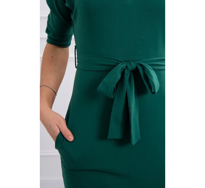 Šaty s křídly na ramenou zelené
