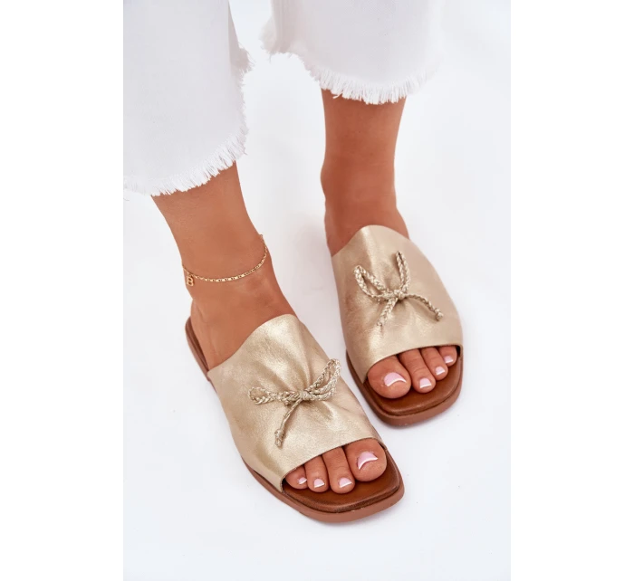 Dámské sandály na plochém podpatku se vázáním zlaté model 21701696 - EVENTO