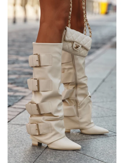 Dámské kozačky na podpatku se  a zlatými přezkami světle béžové model 21708837 - Boto