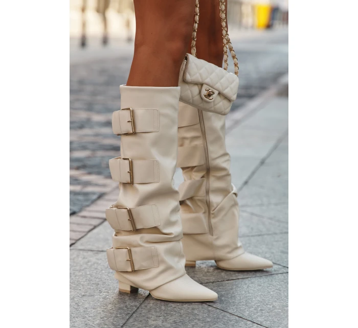 Dámské kozačky na podpatku se  a zlatými přezkami světle béžové model 21708837 - Boto