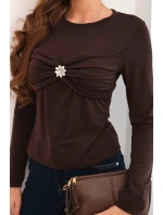 Dámská blůza z viskózy s a broží hnědá model 21468694 - K-Fashion