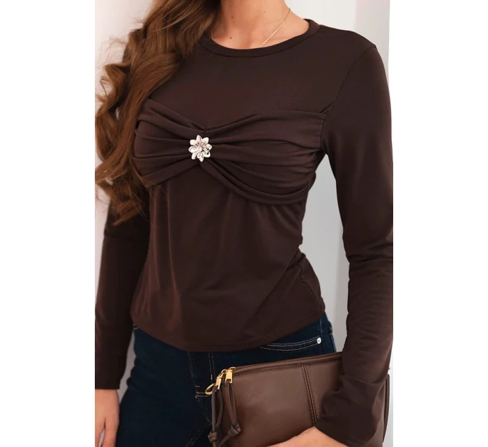 Dámská blůza z viskózy s a broží hnědá model 21468694 - K-Fashion