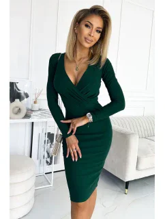 Vypasované dámské šaty v lahvově zelené barvě s přeloženým obálkovým výstřihem a s dlouhými rukávy model 17911525 - numoco