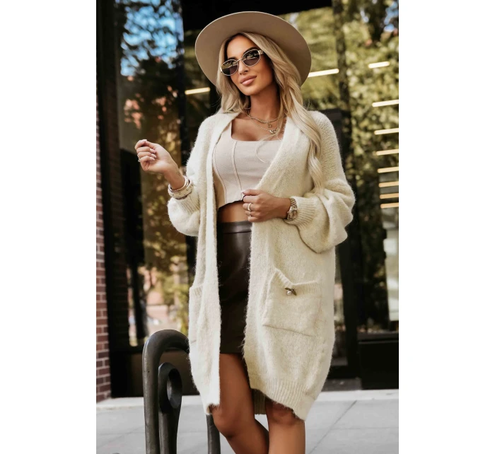 Módní oversize svetr s ozdobnou broží a kapsami béžový model 21322456 - numoco basic