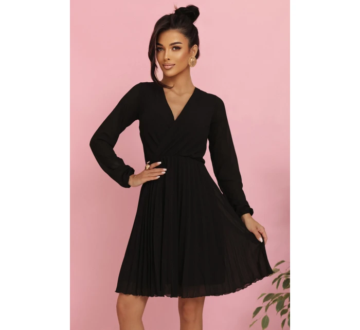 ISABELLE plisované šaty s dlouhými rukávy a výstřihem BLACK model 21215944 - numoco ISABELLE plisované šaty s dlouhými rukávy a výstřihem BLACK model 21215944 - numoco