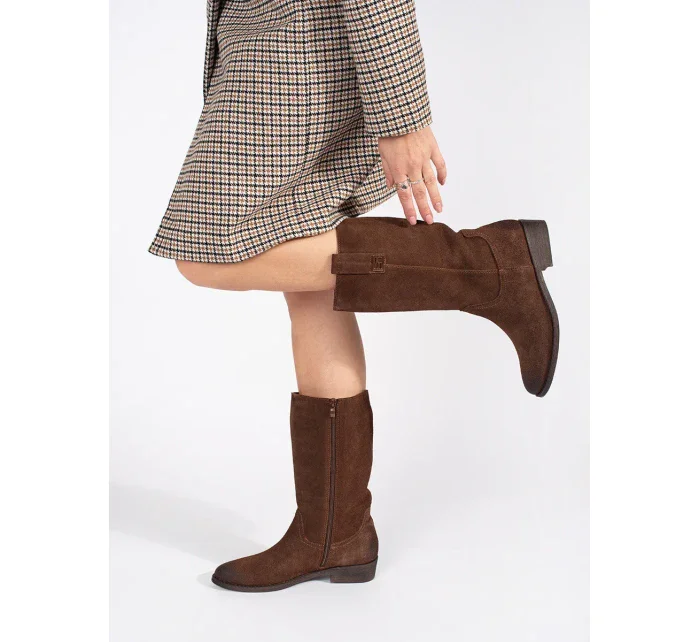 Klasické hnědé dámské kozačky na širokém podpatku Klasické hnědé dámské kozačky na širokém podpatku