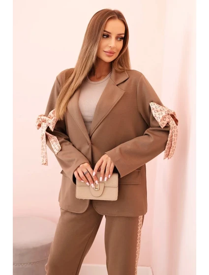 Dámská souprava s viskózou – sako s klopami a kalhoty s model 21232423 camelový - K-Fashion Dámská souprava s viskózou – sako s klopami a kalhoty s model 21232423 camelový - K-Fashion