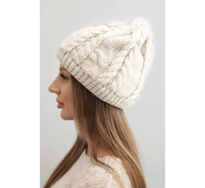Dámská zimní čepice z vlny s pleteným vzorem K452 béžová Dámská zimní čepice z vlny s pleteným vzorem K452 béžová