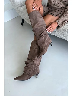 Zvrásněné kozačky s kitten heel na klínu z semiše v khaki barvě Lowen