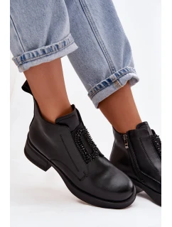 Dámské kožené kotníkové boty na podpatku s ozdobou D&A – černé