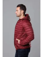 Pánská prošívaná bunda ve vínové bordó barvě s kapucí model 18345044 - J.STYLE Pánská prošívaná bunda ve vínové bordó barvě s kapucí model 18345044 - J.STYLE
