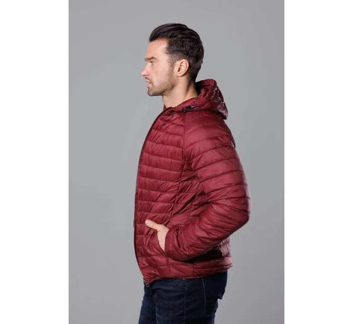 Pánská prošívaná bunda ve vínové bordó barvě s kapucí model 18345044 - J.STYLE Pánská prošívaná bunda ve vínové bordó barvě s kapucí model 18345044 - J.STYLE