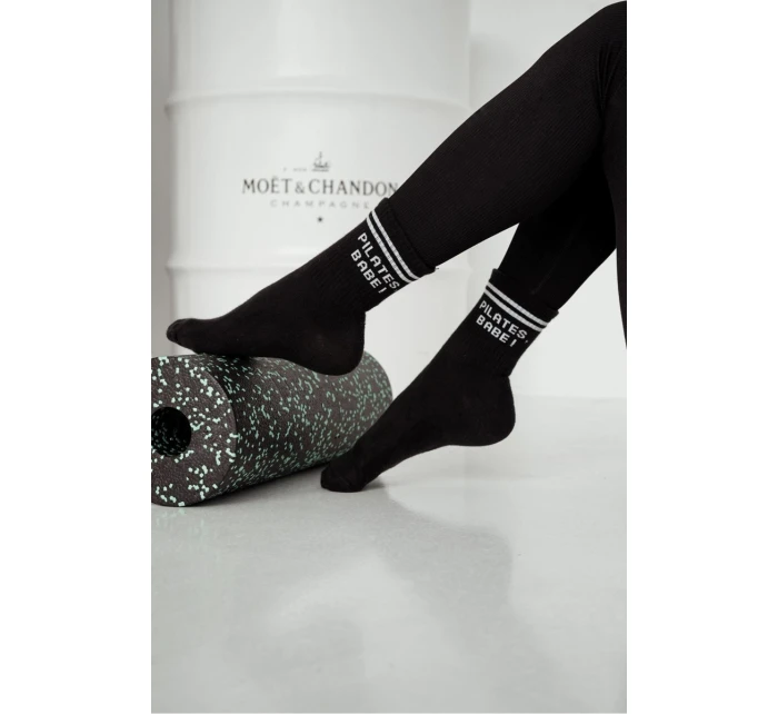 Dámské ponožky s nápisem „PILATES, BABE!“ – černé