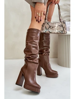 Nazouvací kozačky na podpatku a platformě s nařasením zateplené hnědé model 21677357 - Boto