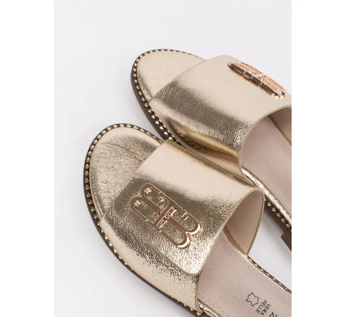 Praktické dámské zlaté nazouváky na plochém podpatku Praktické dámské zlaté nazouváky na plochém podpatku