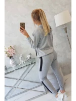 Šedá pruhovaná sportovní souprava Šedá pruhovaná sportovní souprava