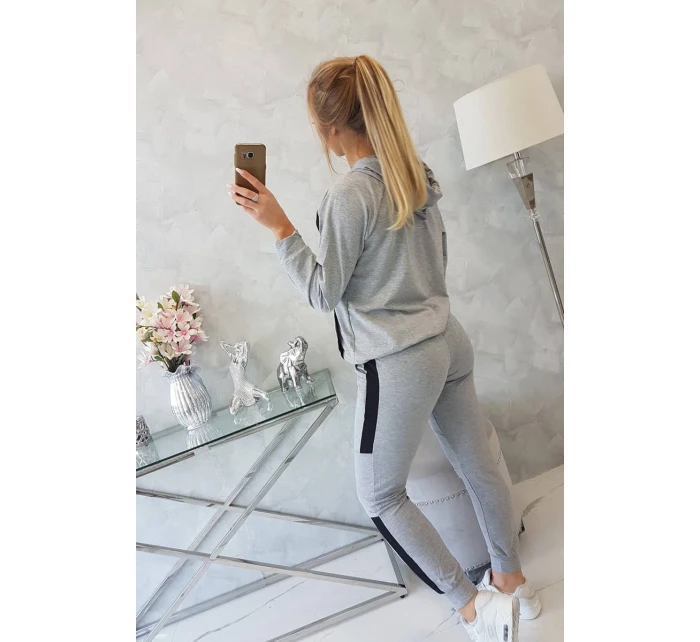 Šedá pruhovaná sportovní souprava Šedá pruhovaná sportovní souprava