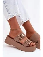 Dámské nazouváky s zlatými sponami tmavě béžové model 22038462 - Boto