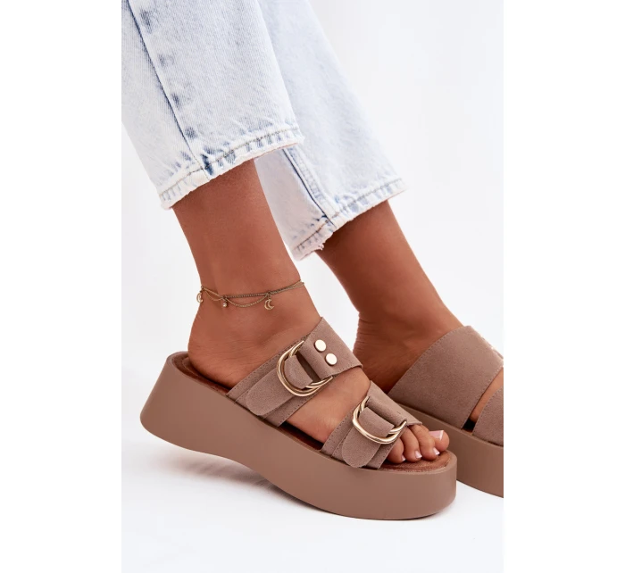 Dámské nazouváky s zlatými sponami tmavě béžové model 22038462 - Boto