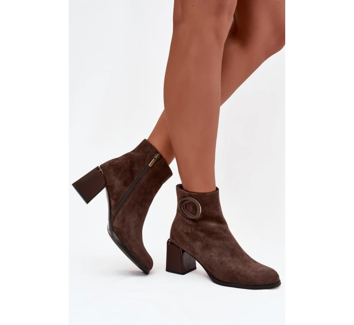 Semišové kotníkové boty na podpatku s vycpávkou s ozdobným detailem Artiker 57C0017 hnědé