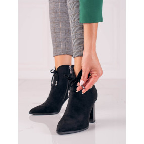 Krásné  kotníčkové boty dámské černé na širokém podpatku