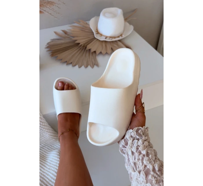 Dámské pantofle na platformě Ecru model 21908338 - Boto Dámské pantofle na platformě Ecru model 21908338 - Boto