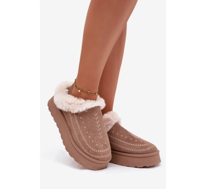 Dámské sněhule na platformě s kožíškem a dekorativním prošíváním – tmavě béžové Arelina Dámské sněhule na platformě s kožíškem a dekorativním prošíváním – tmavě béžové Arelina