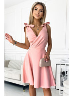 dámské šaty v pudrově růžové barvě s přeloženým obálkovým výstřihem a model 18056912 - numoco