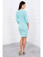 Přiléhavé šaty s výřezem pod poprsím mincovník