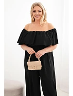 Dámský overal Plus Size s odhalenými model 22092390 volánem a širokými nohavicemi černý - K-Fashion