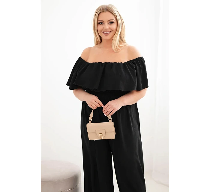 Dámský overal Plus Size s odhalenými model 22092390 volánem a širokými nohavicemi černý - K-Fashion