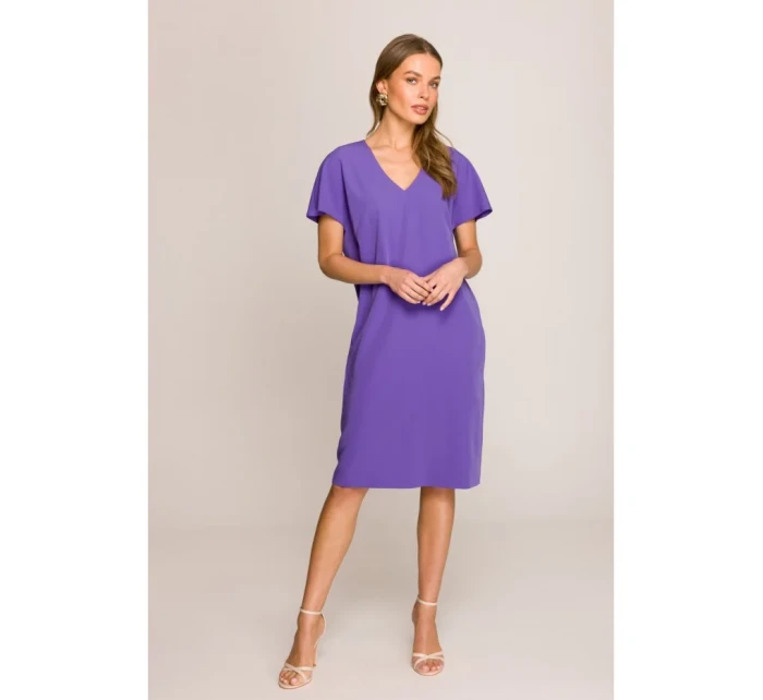 model 20966026 Šaty uvolněného střihu s výstřihem do V fialové - STYLOVE