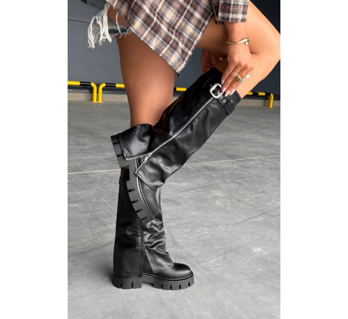 Dámské zateplené kozačky s vyhrnutou holení, přezkou a stříbrným zipem Armena – černé, eko semiš Dámské zateplené kozačky s vyhrnutou holení, přezkou a stříbrným zipem Armena – černé, eko semiš