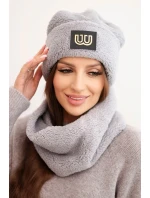 Dámská model 21495015 souprava čepice a nákrčník s ozdobnou nášivkou šedý - K-Fashion Dámská model 21495015 souprava čepice a nákrčník s ozdobnou nášivkou šedý - K-Fashion