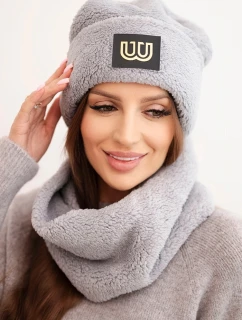 Dámská model 21495015 souprava čepice a nákrčník s ozdobnou nášivkou šedý - K-Fashion
