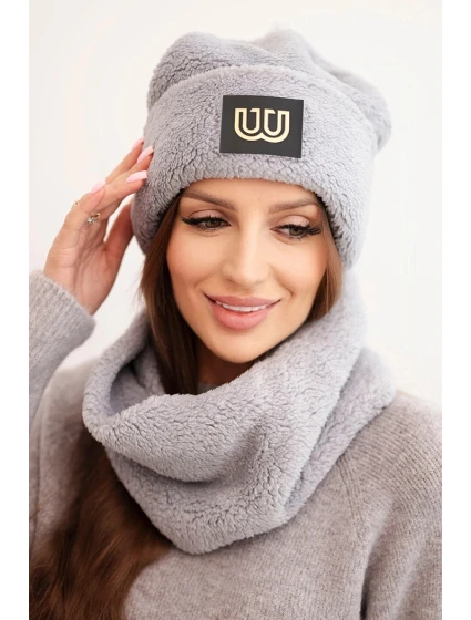 Dámská model 21495015 souprava čepice a nákrčník s ozdobnou nášivkou šedý - K-Fashion Dámská model 21495015 souprava čepice a nákrčník s ozdobnou nášivkou šedý - K-Fashion
