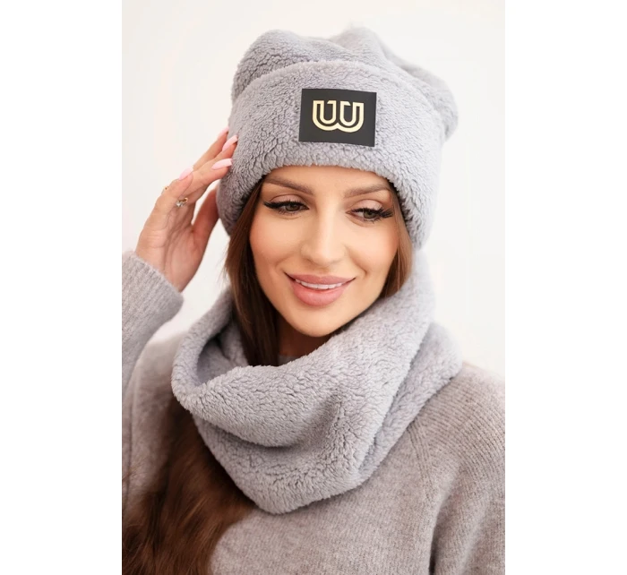 Dámská model 21495015 souprava čepice a nákrčník s ozdobnou nášivkou šedý - K-Fashion Dámská model 21495015 souprava čepice a nákrčník s ozdobnou nášivkou šedý - K-Fashion