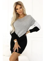 584-1 Tříbarevné svetrové šaty s prolamovaným výstřihem - černé, bílé a šedé