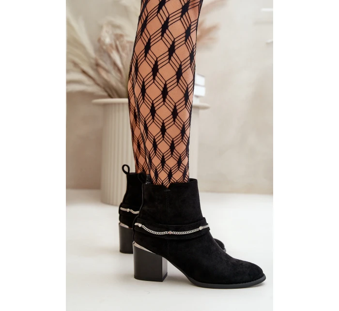 Zateplené dámské boty na podpatku s řetízkem eko semišové černé Hanalen Zateplené dámské boty na podpatku s řetízkem eko semišové černé Hanalen
