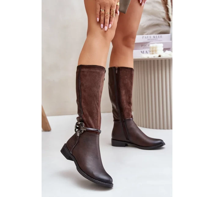 Zateplené Kozačky Na Plochém Podpatku S Přezkou Hnědé model 21881041 - Kesi