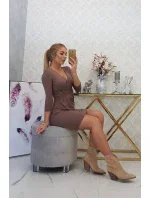 Přiléhavé šaty s výřezem pod prsy cappuccino