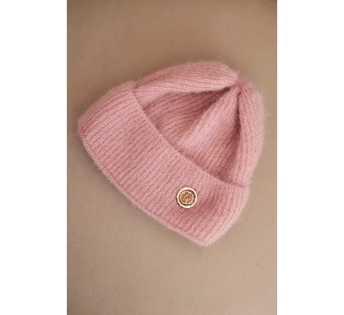 Dámská zimní čepice model 21441776 s ozdobným knoflíkem pudrově růžová - K-Fashion Dámská zimní čepice model 21441776 s ozdobným knoflíkem pudrově růžová - K-Fashion