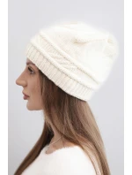 Dámská zimní čepice z vlny a s proplétaným vzorem K428 světle béžová Dámská zimní čepice z vlny a s proplétaným vzorem K428 světle béžová