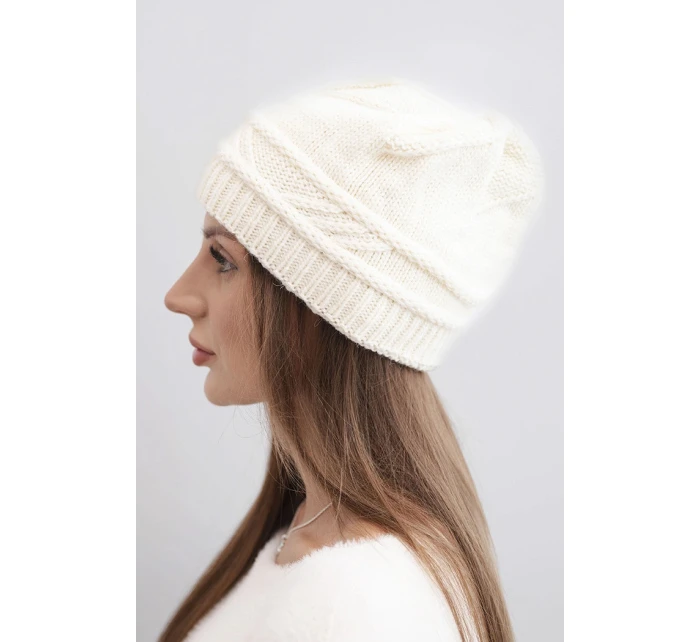 Dámská zimní čepice z vlny a s proplétaným vzorem K428 světle béžová Dámská zimní čepice z vlny a s proplétaným vzorem K428 světle béžová