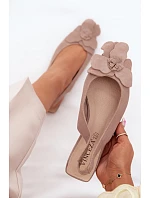 Kožené semišové sandály na plochém podpatku s ozdobným květem Vinceza Béžové