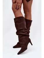 kozačky na jehlovém podpatku z eko semiše vyhřívané čokoládové model 21757792 - Boto