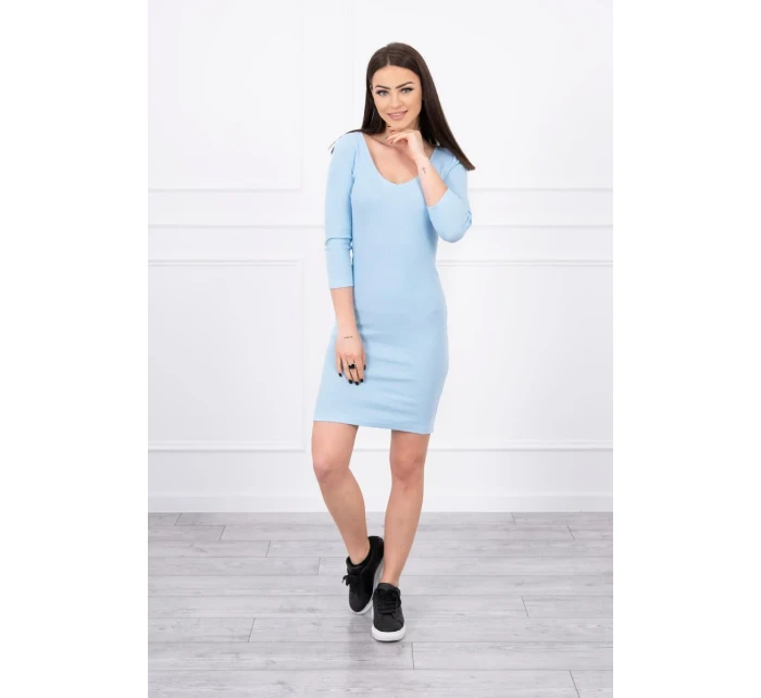 Přiléhavé šaty s modrým výstřihem