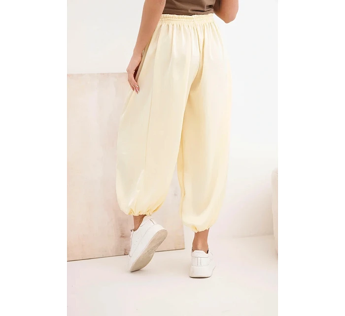 Dámské široké kalhoty s gumou v pase a zavazováním ve stylu model 22064411 žluté - K-Fashion Dámské široké kalhoty s gumou v pase a zavazováním ve stylu model 22064411 žluté - K-Fashion