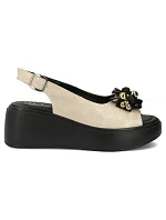 Dámské kožené sandály na zlaté platformě Filippo DS7577